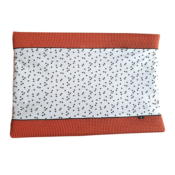 Aankleedkussenhoes wafelstof terracotta rood (roest) - zwart wit triangel