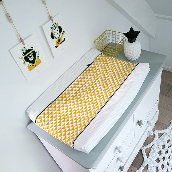 Aankleedkussenhoes wafelstof wit - oker driehoek